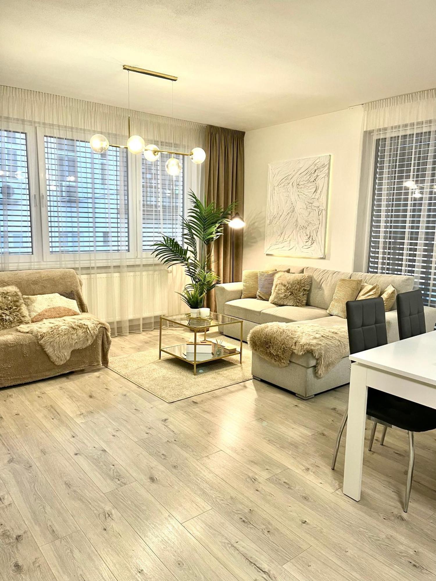 The Elite Suite II Downtown Ac & Garage Parking Bratysława Zewnętrze zdjęcie